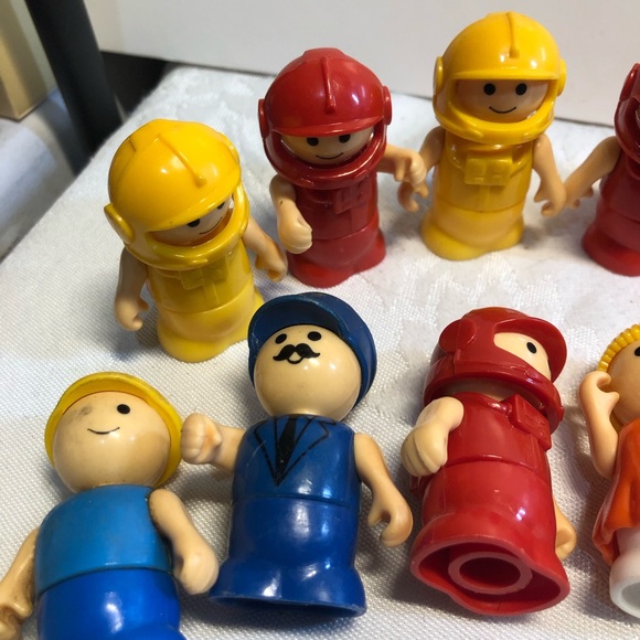 Lot Of 20 Vintage Playskool Li'l Playmates Figures Pirate Spaceman Firefighter - Picture 7 of 9